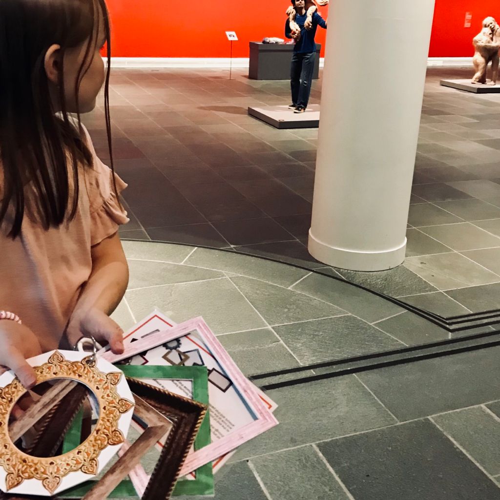 lapsi käyttää muksuboxia oulun taidemuseossa