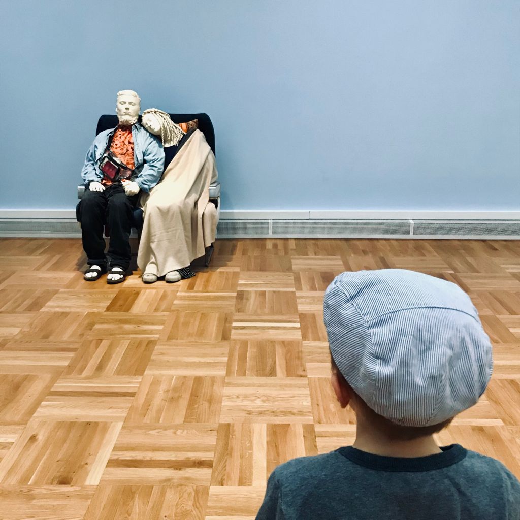 lapsi katsoo teosta oulun taidemuseossa
